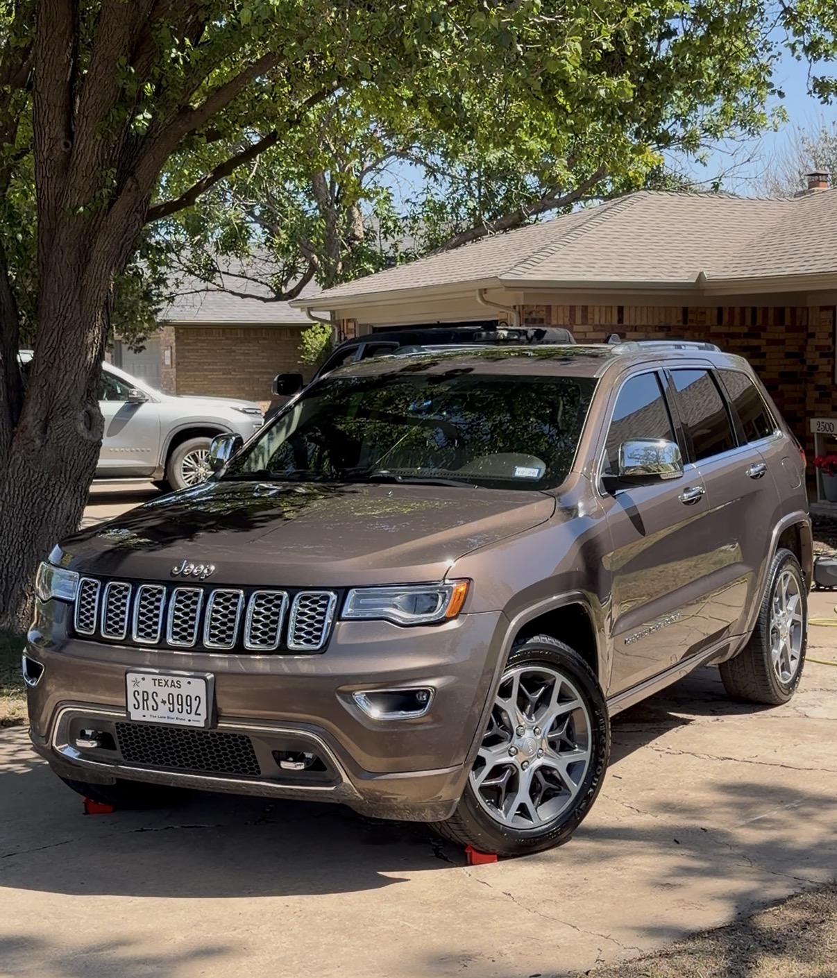 Detailer polishing a car
